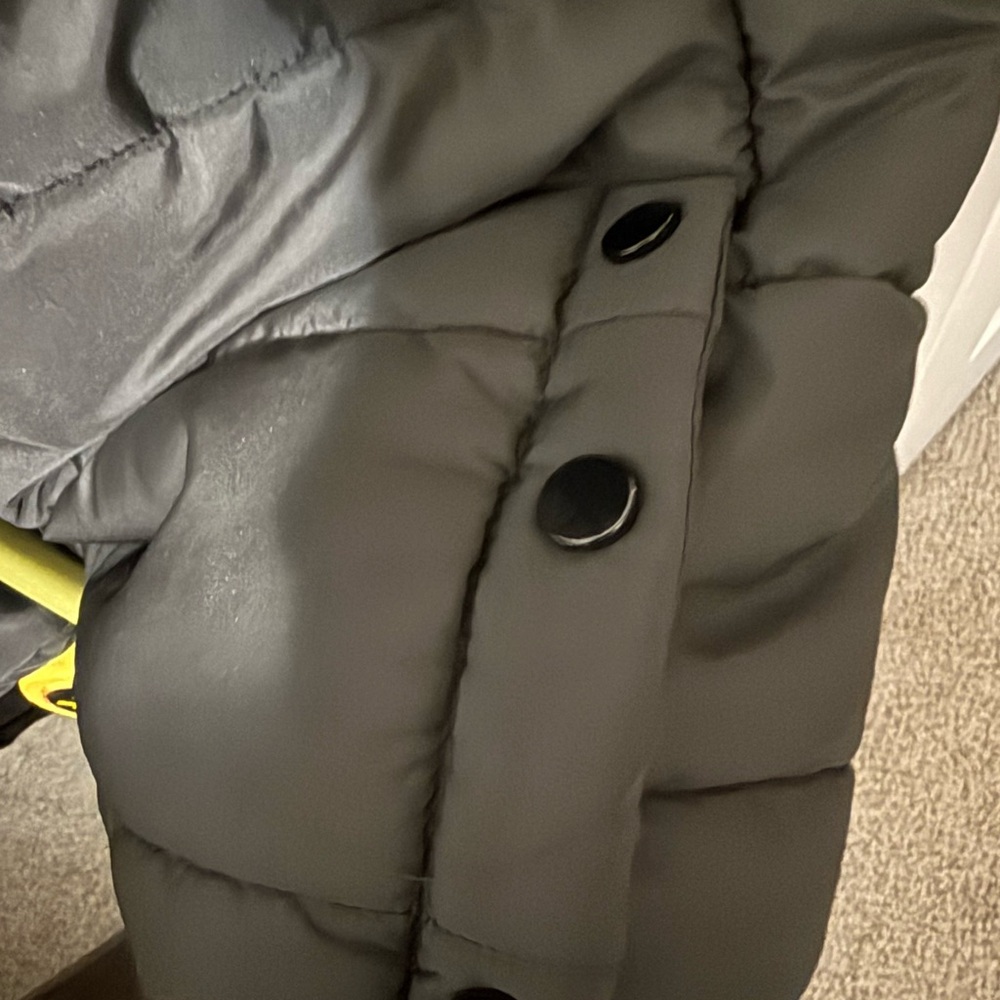 Elegant Black Hooded Quilted Vest - Picture 4 of 4